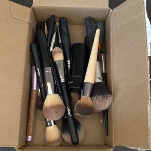 BOX OF ASSORTED MAKEUP BRUSHES
